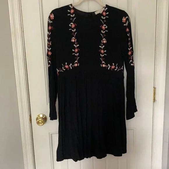 LOFT Black embroidered dress - Picture 3 of 10